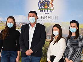 Општина Пећинци стипендира 30, а субвенционише превоз за 55 студената