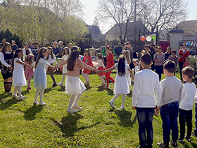 Deca bojama oživela naselje