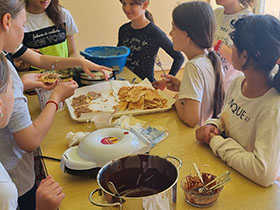 Sunčev cvet i deca pekli kolače