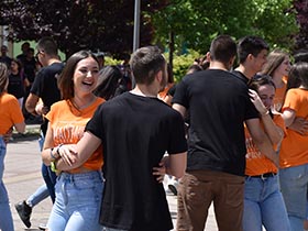 Štraus i kolo na pećinačkom šetalištu