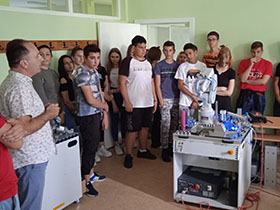 Осмаци посетили пећиначку средњу школу