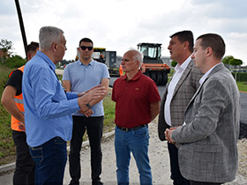 Асфалтира се један од најпрометнијих путева у општини Пећинци