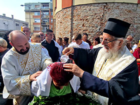 Владика Василије крстио 53 становника пећиначке општине
