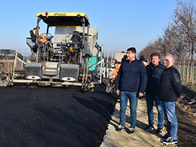 Асфалтира се прва деоница пута Купиново-Брестач