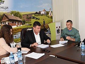 Грађевински материјал за још пет избегличких породица