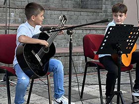 У Пећинцима одржан концерт Тошиних ђака