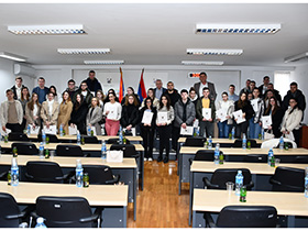 Председник општине Пећинци уручио студентима уговоре о стипендирању и регресирању путних трошкова