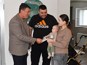40.000 dinara za svaku bebu (Video)