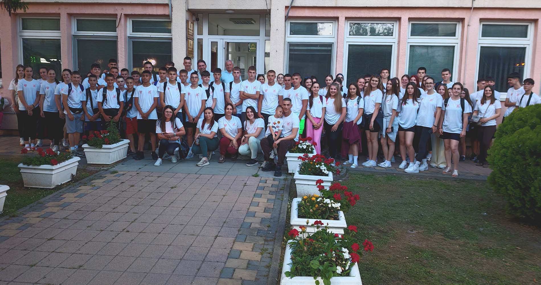 Nagradno letovanje za 135 učenika iz opštine Pećinci (Video)