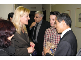 Dejana Stamenković uručuje poklon ambasadoru Japana