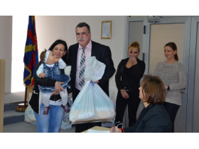 Paketići za najmlađe Pećinčane