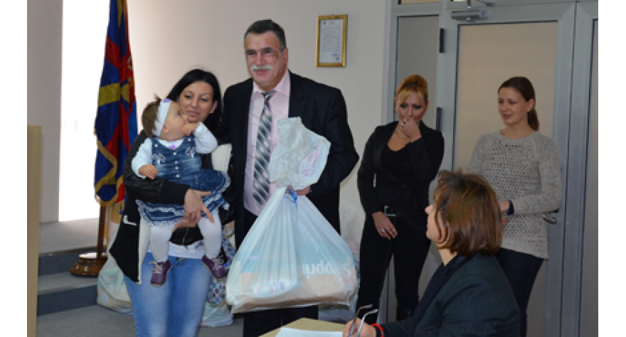 Paketići za najmlađe Pećinčane