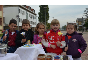 Mališani sa svojim rukotvorinama