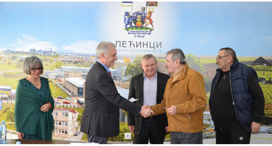 Uručene prve penzionerske kartice u opštini Pećinci