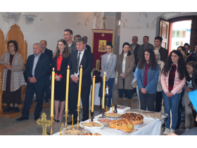 Света литургија у пећиначком храму