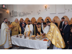 Света литургија у пећиначком храму