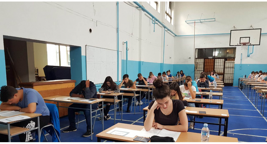 Успешно завршили полагање српског језика на малој матури