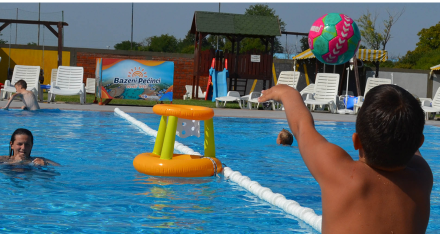 Борбено и забавно на пећиначким базенима