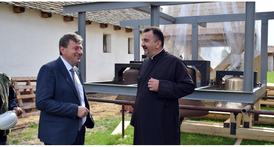 Tri zvona na obnovljenom tornju hrama u Deču