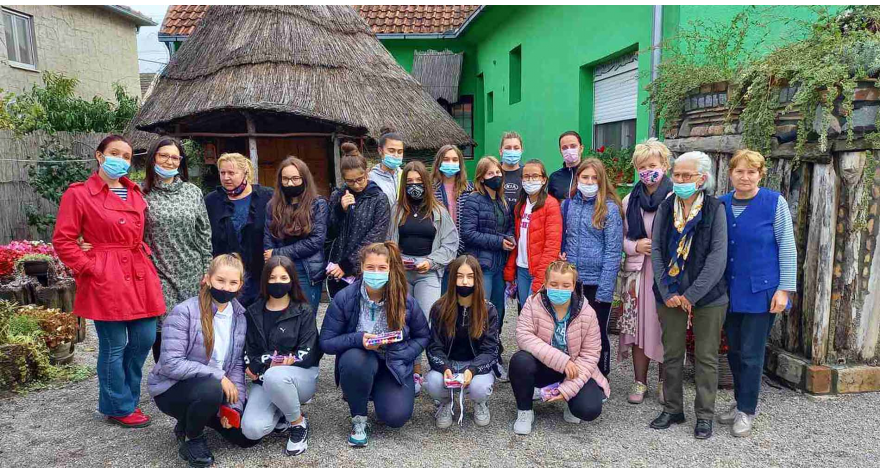 Шарене и креативне заштитне маске пећиначких ђака