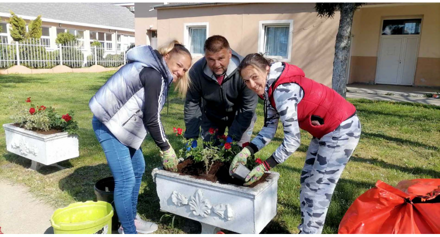 Месна заједница украсила центар цвећем