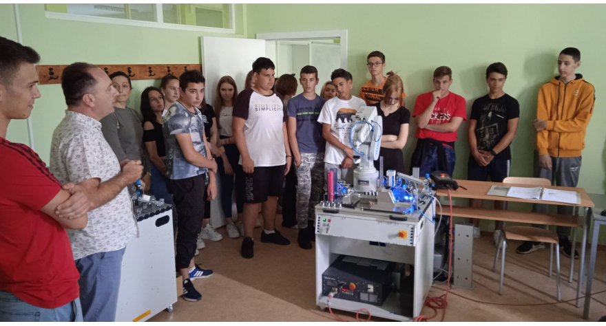 Осмаци посетили пећиначку средњу школу