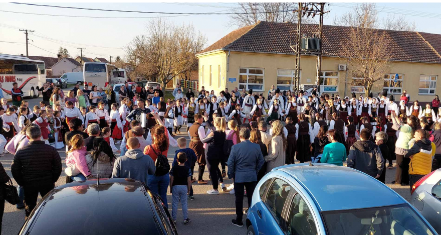 Фолклораши дигли Брестач на ноге