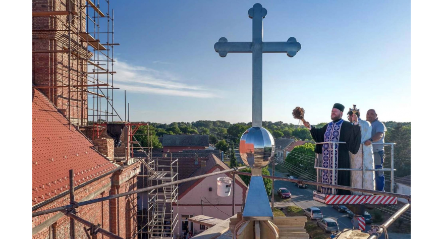 Освештана звона и крстови храма у обнови