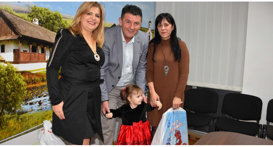 Novogodišnji paketići za decu iz hraniteljskih porodica