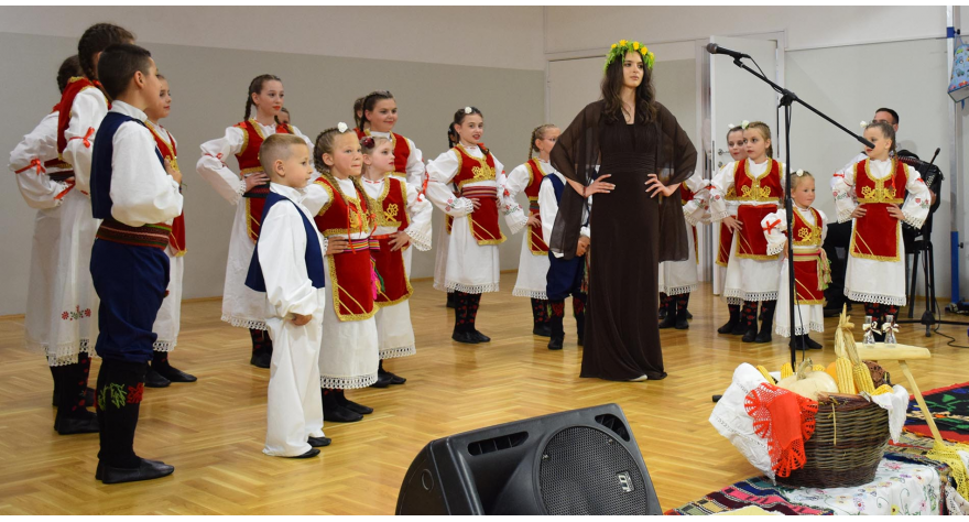 Овације за младе фолклораше из Карловчића