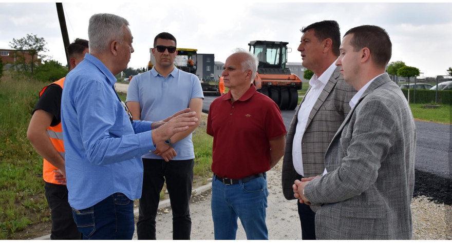 Асфалтира се један од најпрометнијих путева у општини Пећинци