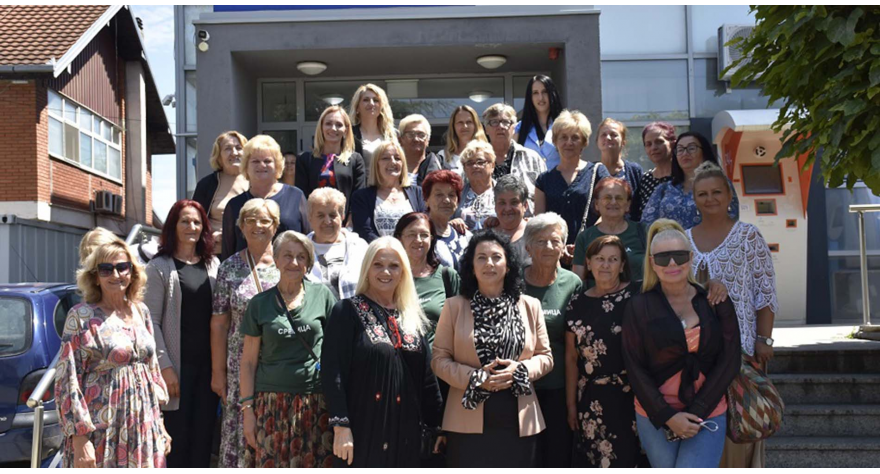 Пећиначке и дечке сремице у посети Лапљем селу