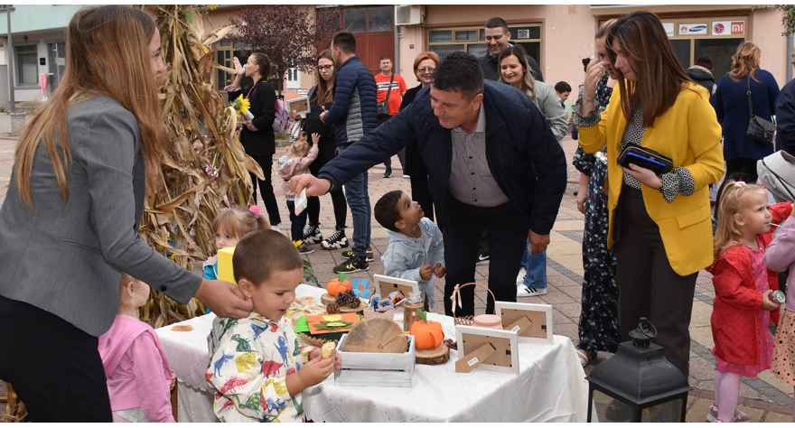 Шарени вашар пећиначких малишана привукао бројне посетиоце