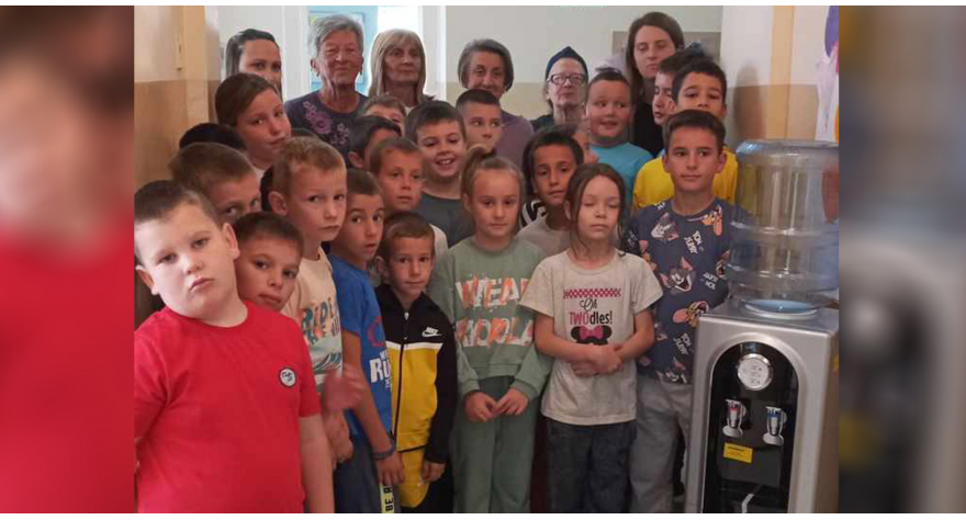 Сремице донирале апарат за воду за малишане из Прхова