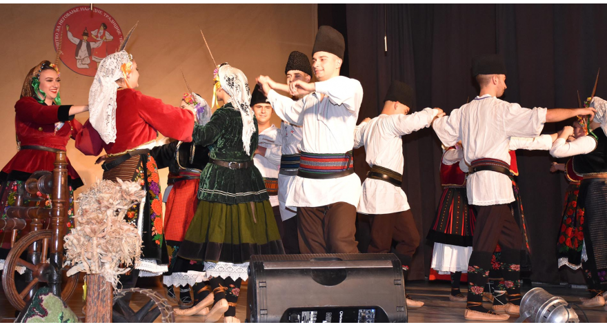 Песмом и игром подигли публику на ноге