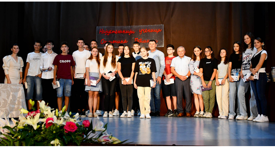 Општина наградила 160 ученика и наставника (Видео)