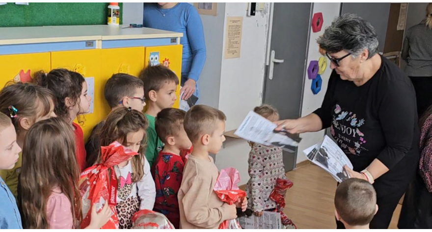 Удружење Социо-екологично обрадовало децу Деча поводом Светог Саве