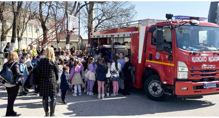 Пећиначки ватрогасци одржали показну вежбу у шимановачкој школи