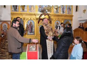 Подела бадњака у пећиначком храму